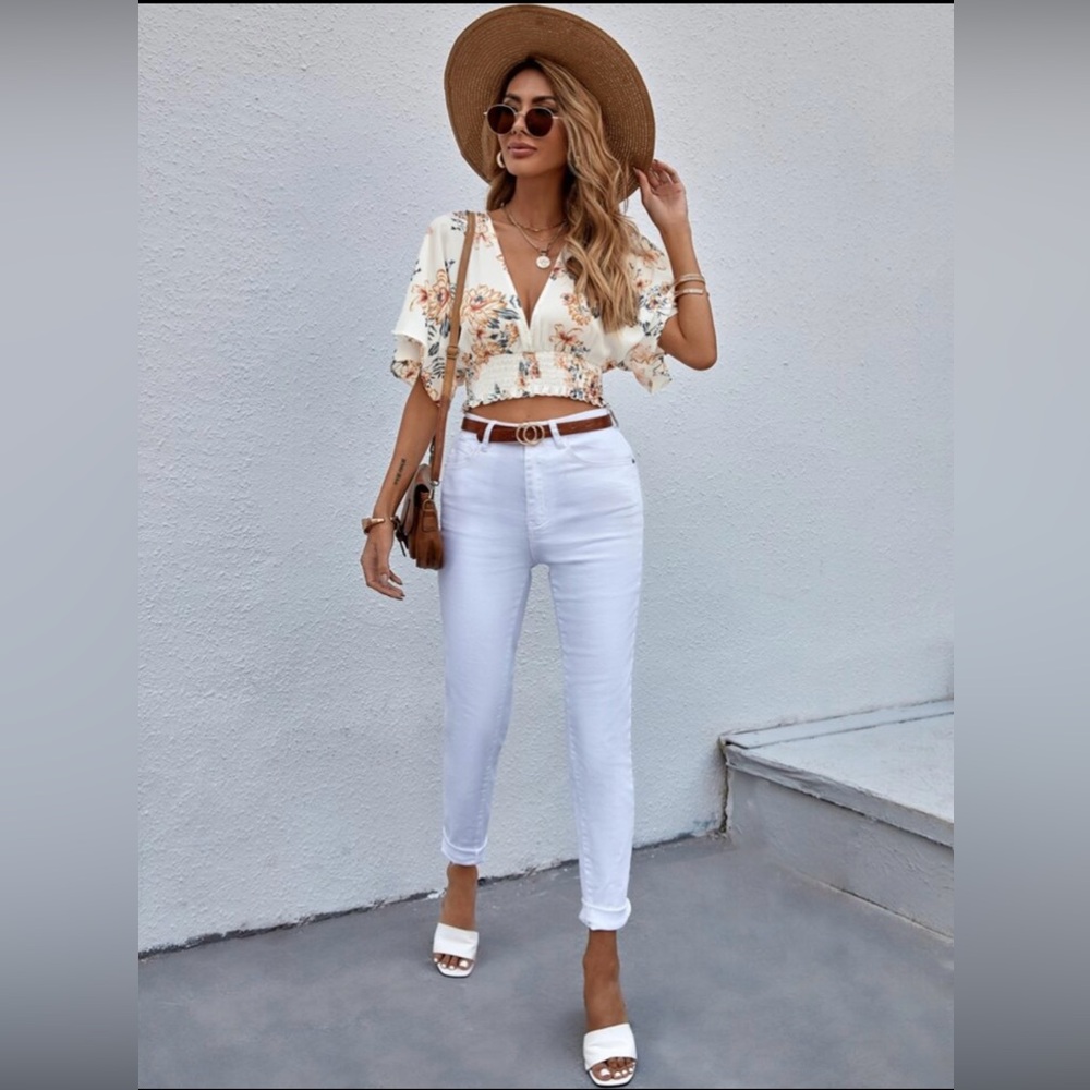 SHEIN Deep V neck short sleeve Floral Boho crop top in white, small - Picture 2 of 8